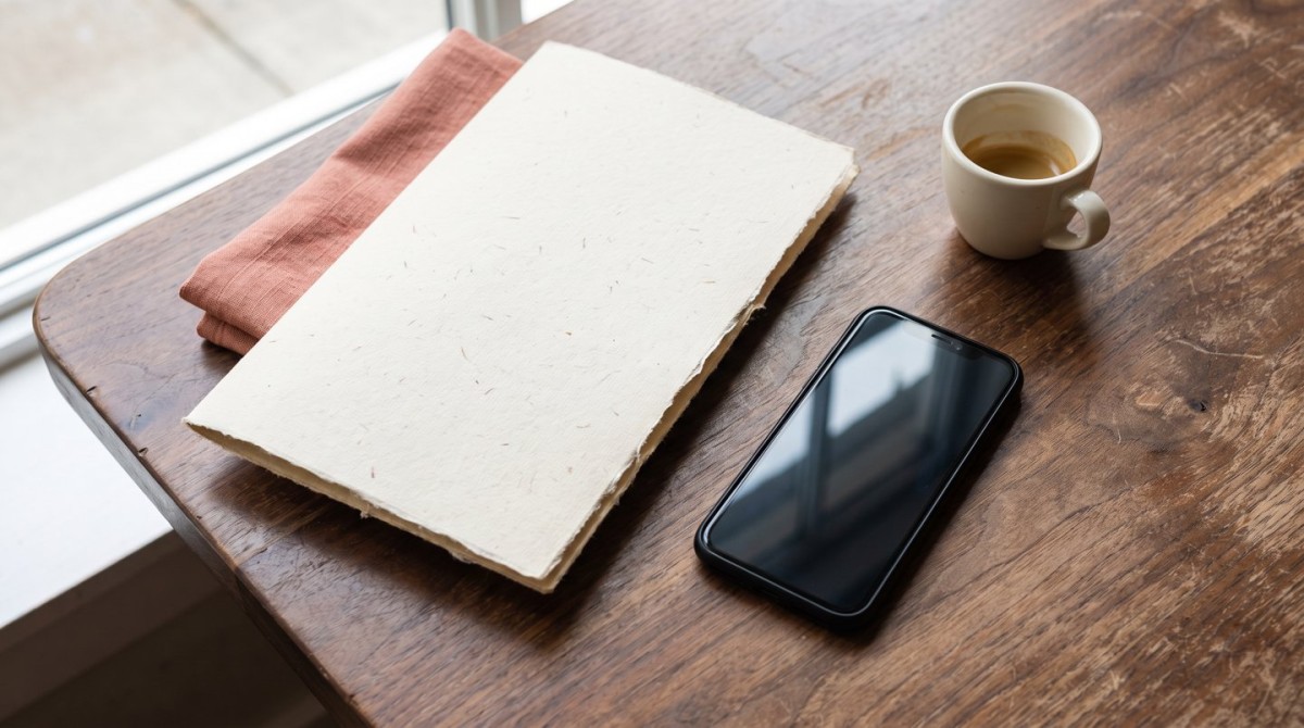 Meniu pe hârtie și telefon pe masa restaurantului